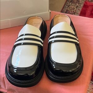 Zara Black and White women’s Slip-On Loafers